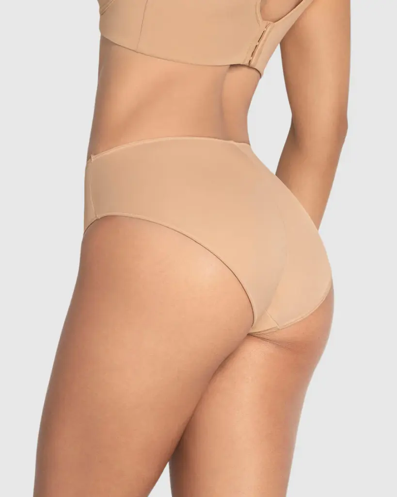 Panty clásico alto con control moderado en el abdomen