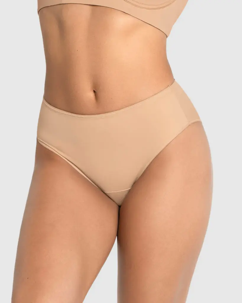Panty clásico alto con control moderado en el abdomen